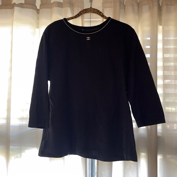 5/$25✨B&W C•C DESIGNER BLOUSE 🖤🤍 - Picture 1 of 2